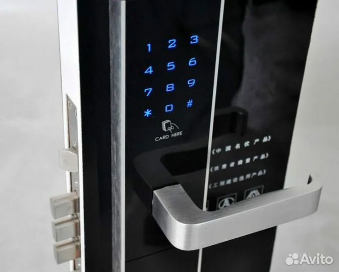 Широкая двустворчатая дверь