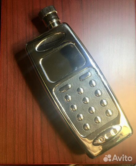 Хромированная подарочная фляжка в кожаном чехле