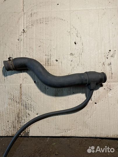Патрубок системы охлаждения Volkswagen Passat B3