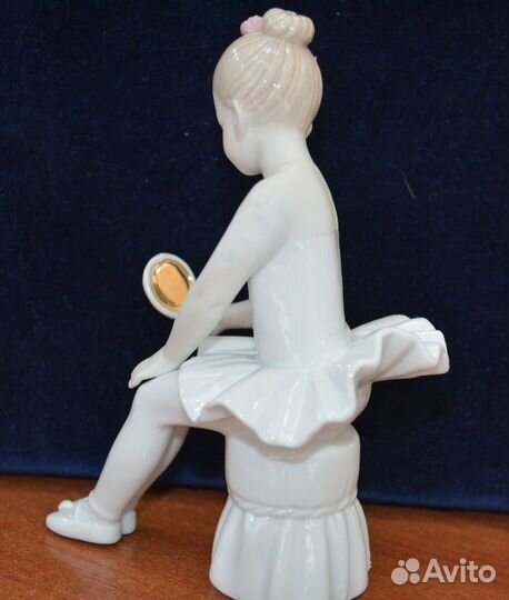 Фарфоровая статуэтка- юная балерина с зеркалом