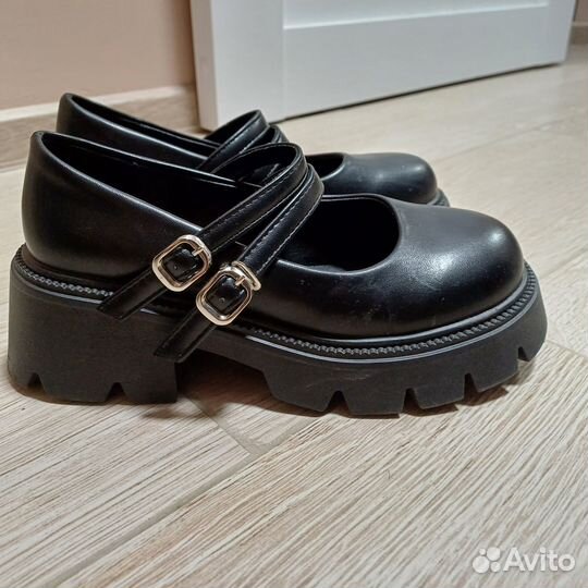 Лоферы с ремешком