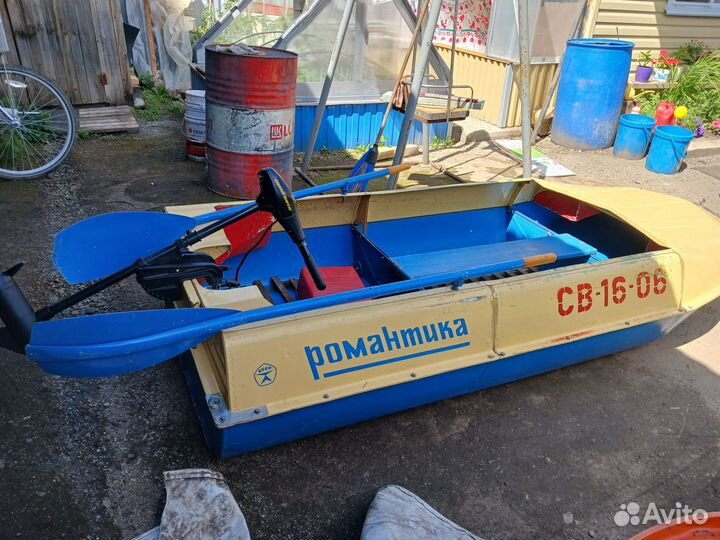 Лодка с мотором и вёслами