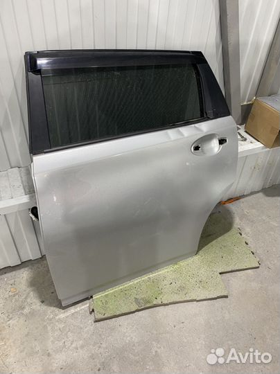 Задняя левая дверь toyota wish 2009-2016 г