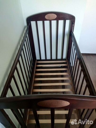 Детская кроватка с продольным маятником