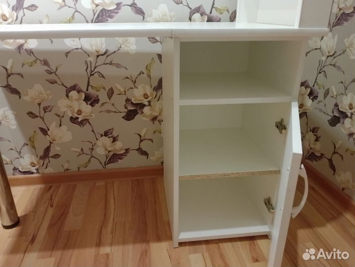 Маникюрный стол