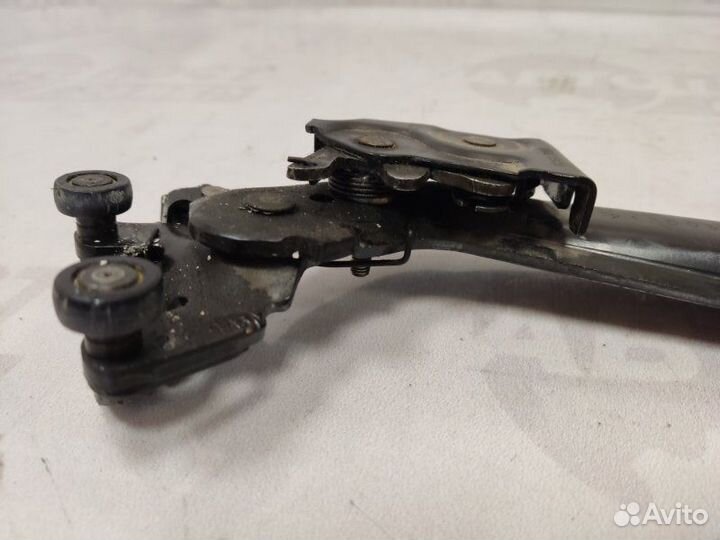 Петля двери нижняя задняя левая Chrysler Voyager