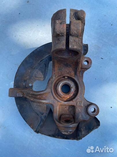 Кулак поворотный передний левый 31201285