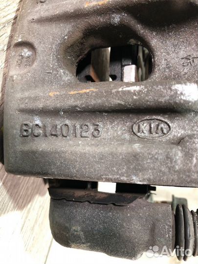 Суппорт задний левый Kia Sorento 2 внедорожник