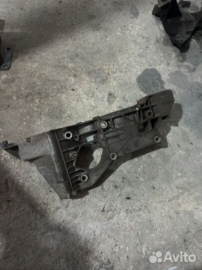 Кранштейн 038903143А 1.9sdi Volkswagen Golf lV