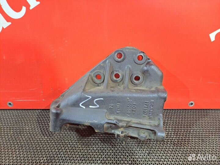 Кронштейн переднего бампера правый