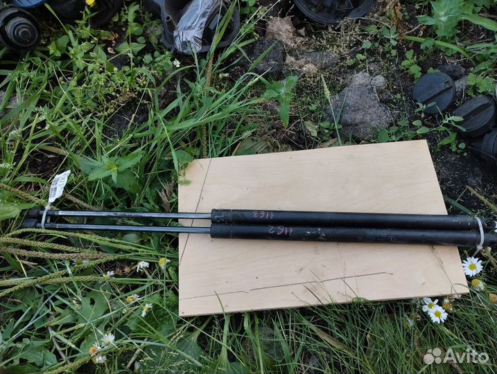 Амортизатор задней двери Mercedes-Benz Vito