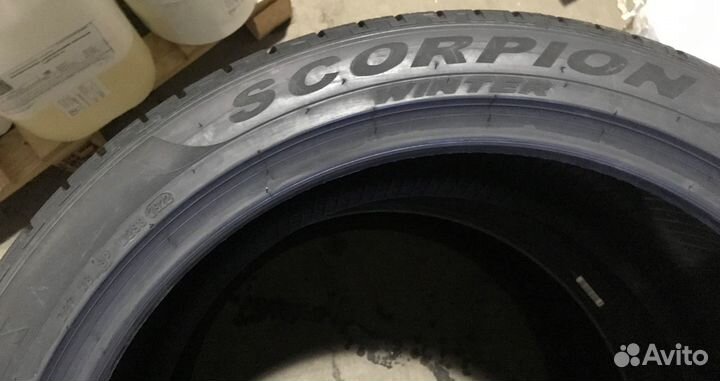 Pirelli Scorpion Winter 325/35 R22 и 285/40 R22