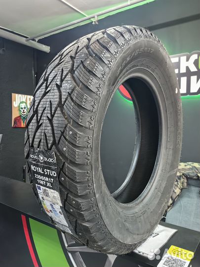 Royal Black Royal Stud 235/65 R17 108T