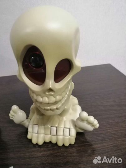 Игрушка череп с бластером