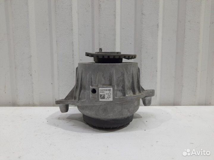 Опора двигателя правая Mercedes E-Class W213 W213