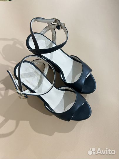 Босоножки на танкетке 38