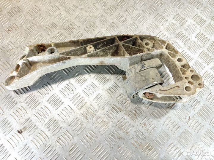 Кронштейн кпп Bmw 7 f02 2008-2015