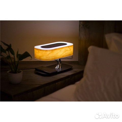 Лампа настольная и зарядка на айфон, колонка