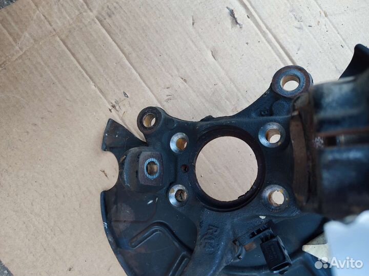 Кулак поворотный передний правый VW Caddy 3