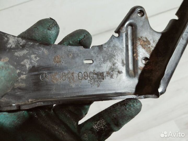 Кронштейн впускного коллектора Mercedes-Benz