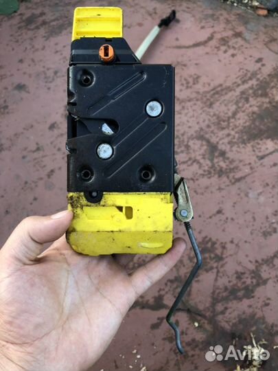 Замок двери левая задняя Вольво XC70 2001 год