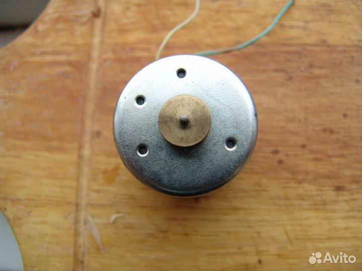 Электродвигатель для кассетных дек и магнитол