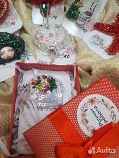 Брошь ручной работы из бисера