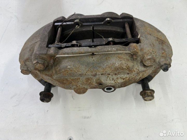 Тормозной суппорт передний Toyota Land Cruiser 200