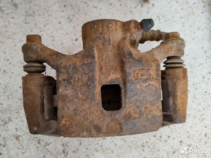 Суппорт задний правый Митсубиси Паджеро пинин