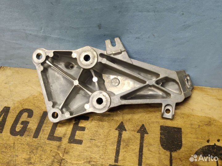 Кронштейн двигателя левый BMW E90 N46B20