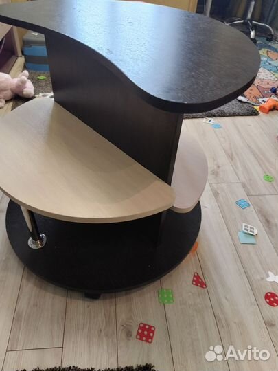 Прикроватный столик на колесиках