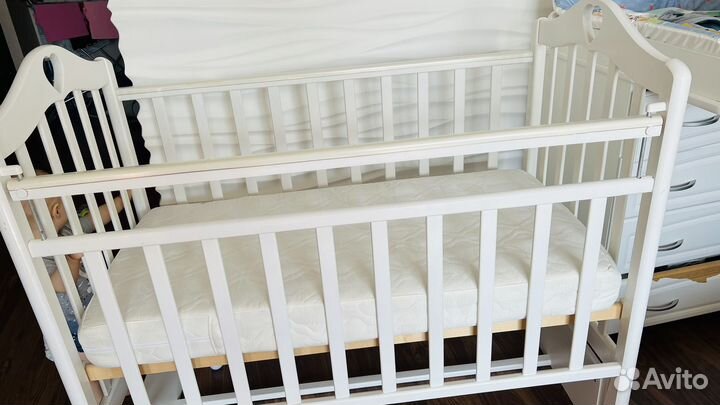 Кроватка детская на маятнике из цельного дерева