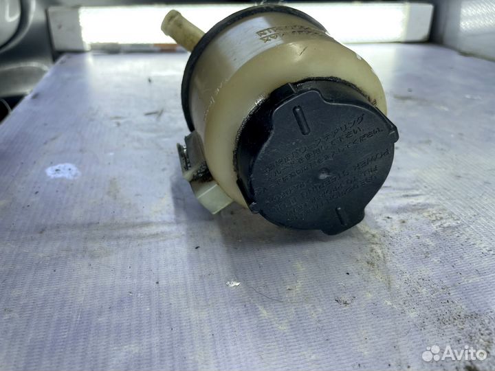 Бачок гур Nissan Wingroad Y11