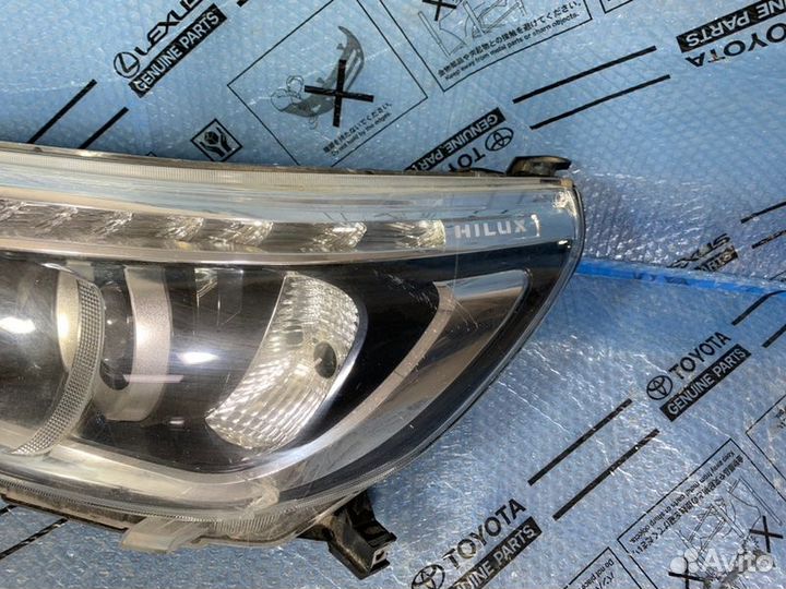 Фара левая Toyota Hilux 8 2015