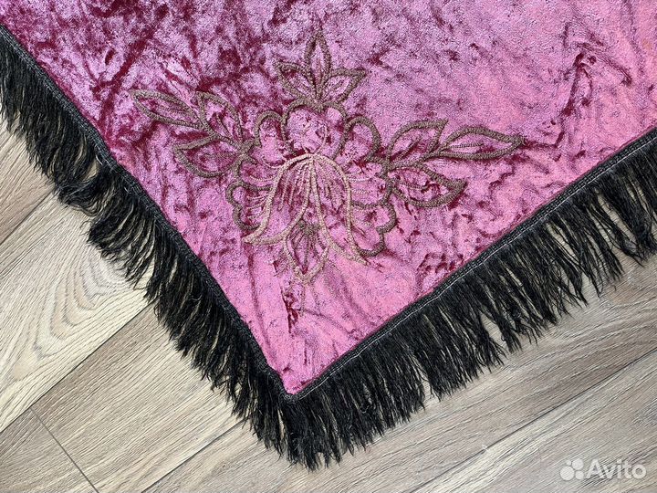 Скатерть винтажная плюшевая с вышивкой