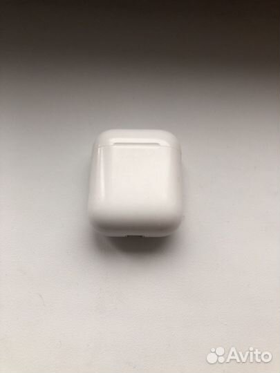 Продам кейс и левый наушник airpods 1(ориг)