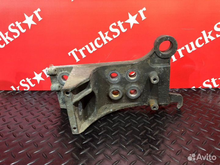 Кронштейн бампера левый