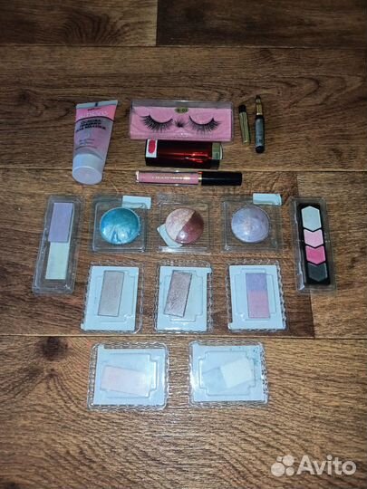 Пакет женских вещей, аксессуаров и косметики