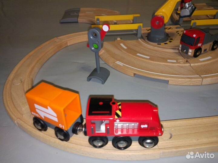 Брио железная дорога с автодорогой brio