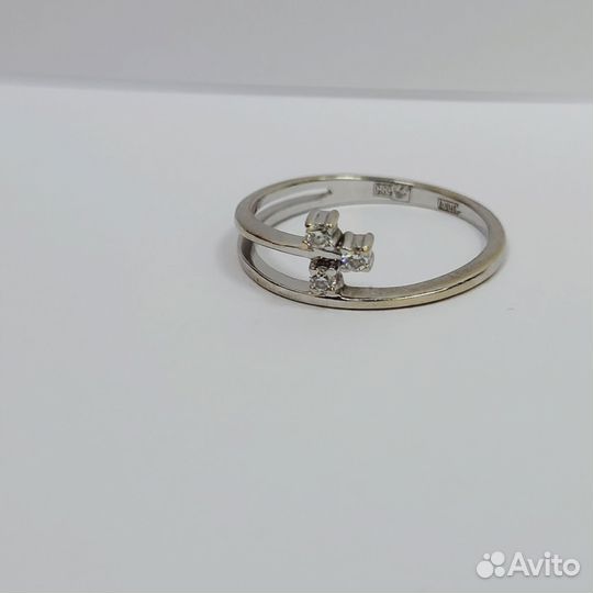Золотое кольцо с бриллиантом