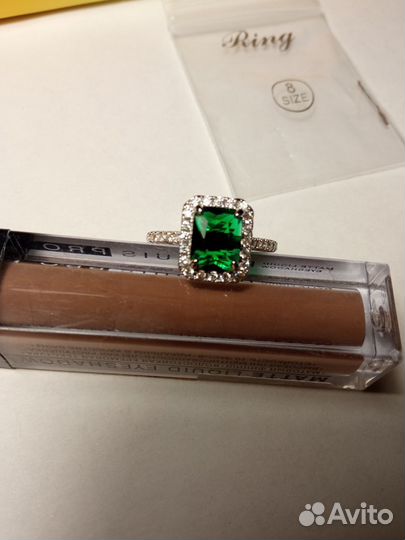 Кольцо не Санлайт с зелёным камнем