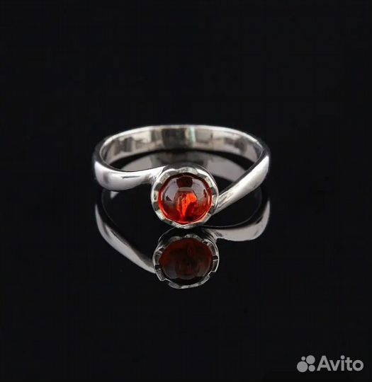 Серебряное кольцо с янтарем