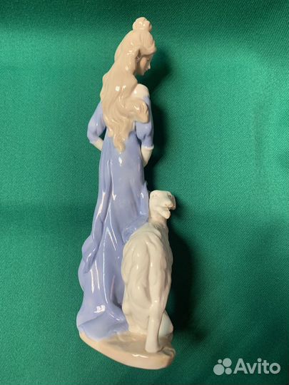 Фарфоровая статуэтка Дама с собакой