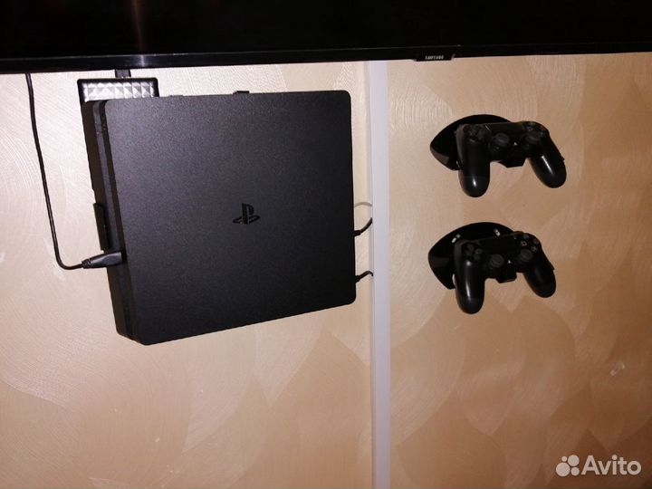 Sony PS4 Slim (1 TB, HDR) + 2 геймпада