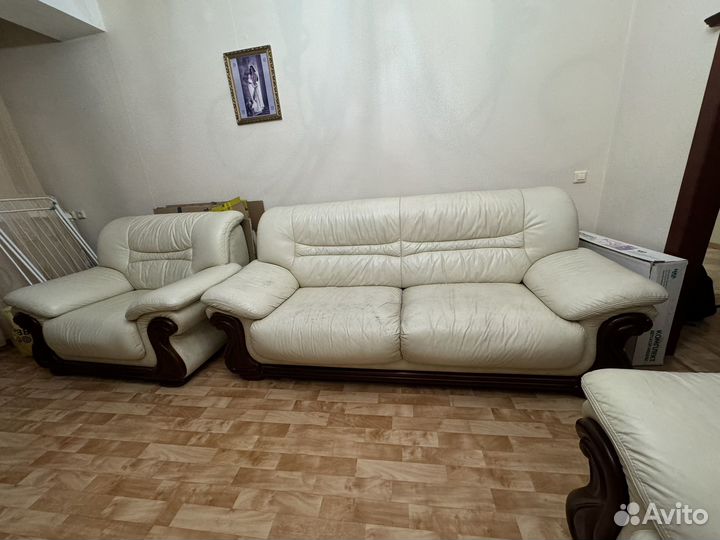 Кожаный диван и 2 кресла