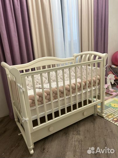 Детская кроватка с маятником