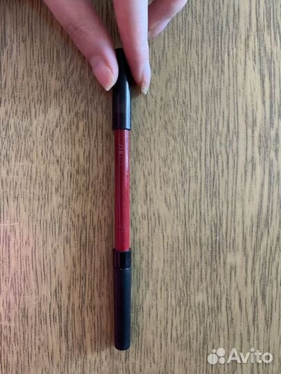 Почти новый карандаш Shiseido RD609 Chianti