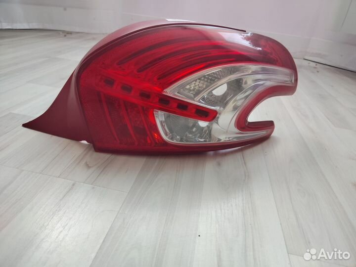 Фонарь задний правый Peugeot 208