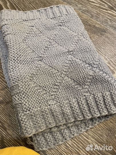 Шапки и шарф отдам за шоколадку