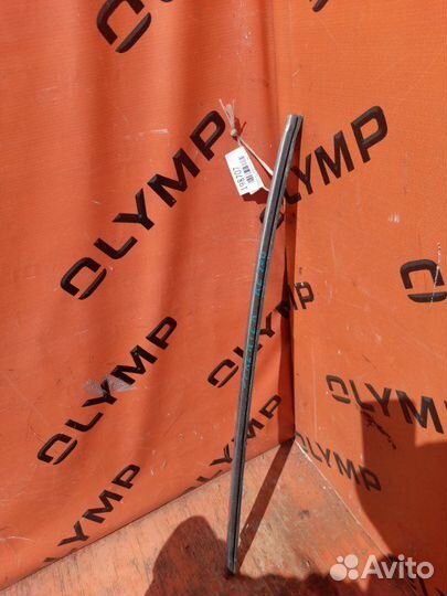 Молдинг на лобовое стекло левый Toyota Sprinter